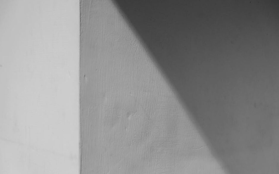 Ściana oporowa z betonu – stabilne rozwiązanie na trudne tereny