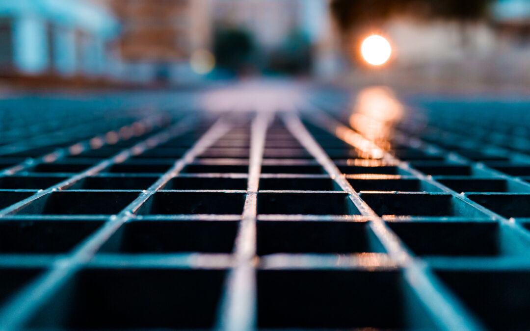 Taras, balkon i podjazd bez kompromisów – jak wykorzystać kraty pomostowe w aranżacji zewnętrznej