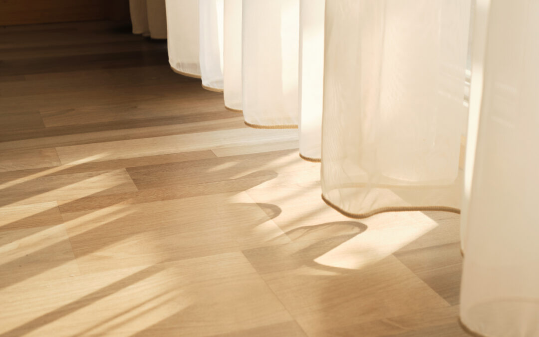 Podłoga, która robi wrażenie: jakie materiały królują w aranżacjach luksusowych mieszkań