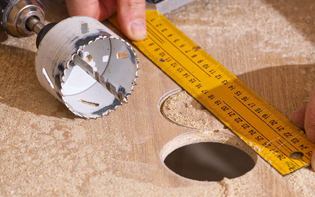 Jak dobrać otwornicę do materiału: drewno, płyta, metal, ceramika, beton – praktyczny przewodnik