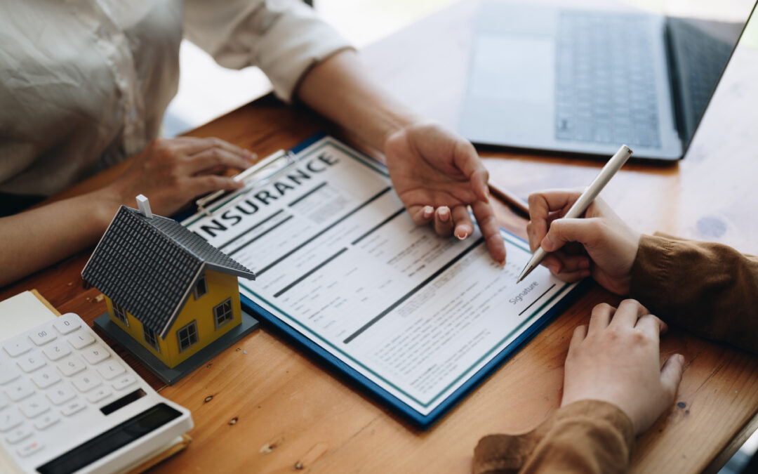 Zalanie przez sąsiada, przepięcie, pożar — kiedy polisa mieszkaniowa działa?