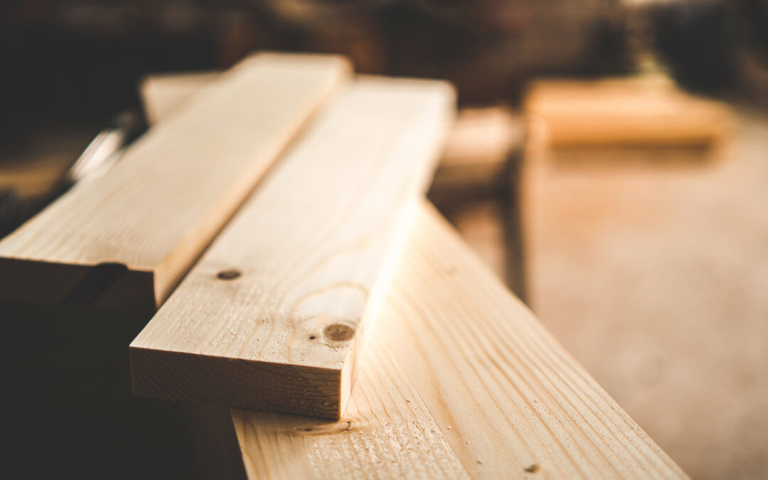Deski konstrukcyjne i bauholz — gdzie znajdują zastosowanie we współczesnym budownictwie?