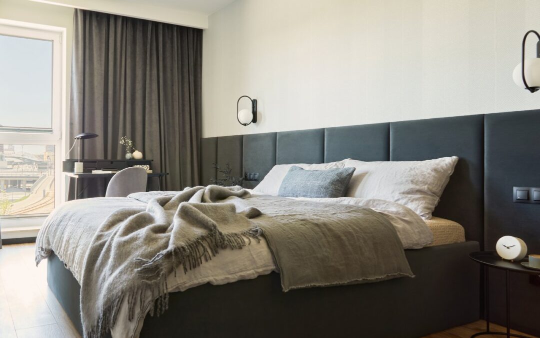 Sypialnia w stylu hotelowym. Jak dobrać łóżko, tekstylia i oświetlenie?