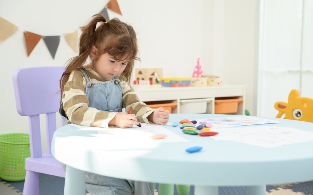 Kącik plastyczny dla dziecka. Jak dobrać stolik, krzesło i miejsce na przybory?